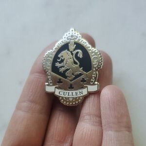 Litjoy Crate Cullen Family Crest Enamel Pin Twilight New Moon Midnight Sun.